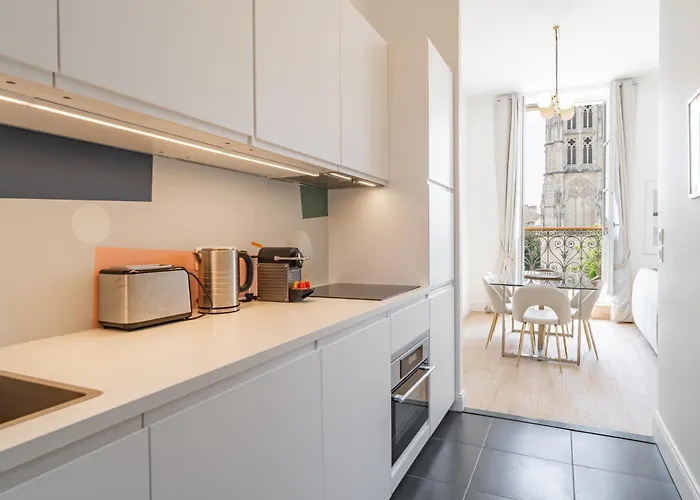 Apartment Place Pey Berland Avec Balcon Et Parking Bordeaux