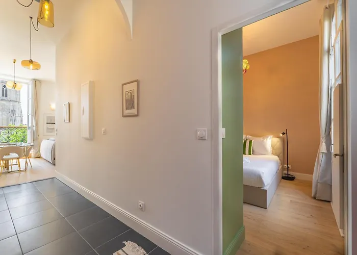 Place Pey Berland Avec Balcon Et Parking * Bordeaux